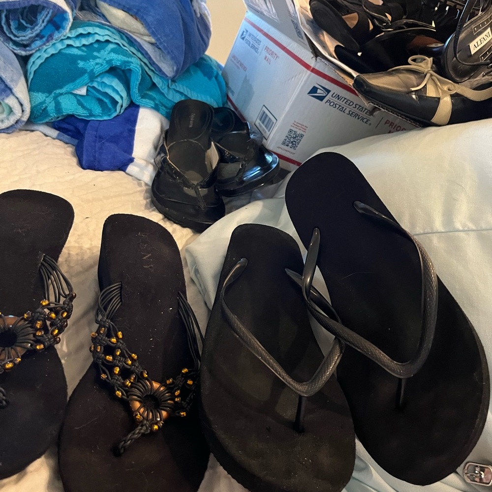 2 pairs of sandals great shape size 7 - 7 1/2